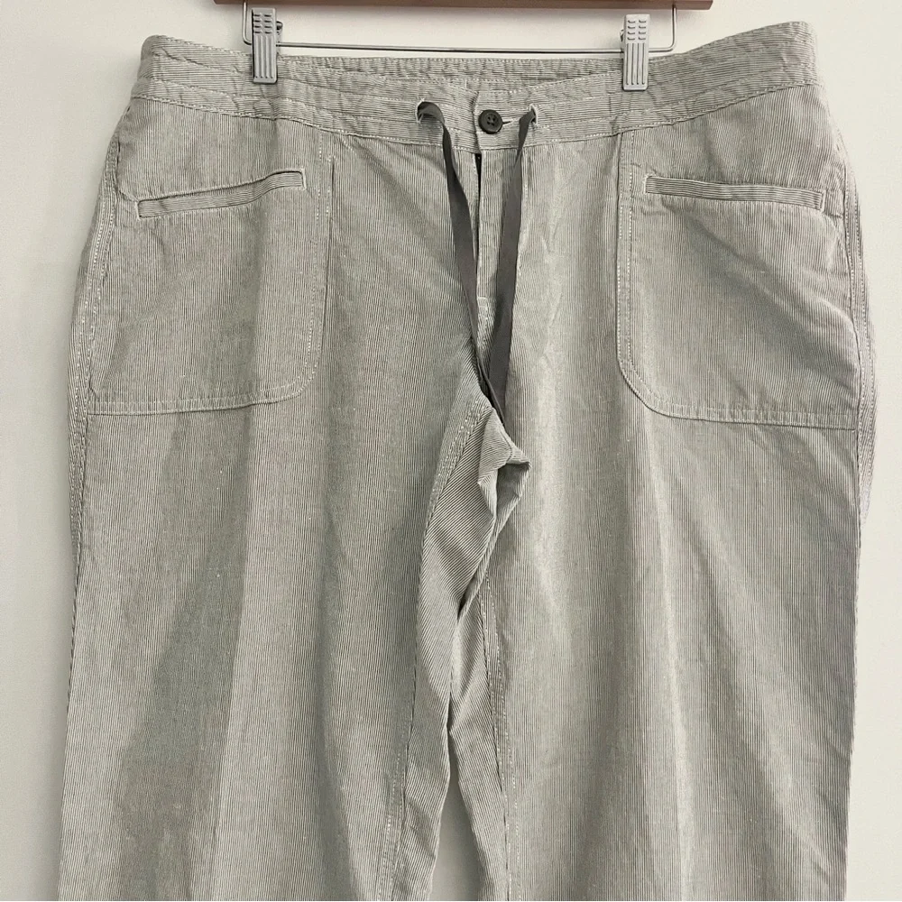 The North Face Women’s Gray White Pinstripe Casual Outdoor Pants Sz 16 India